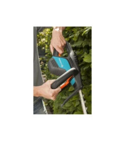Gardena Taille-haies électrique Comfortcut 600/55 – 600w – Lame 55cm & Coupe ø27mm – Poignée Ergoline – Butée Protec -Promos Jardin Pro Magasin 645b8f3fead4d3.99186739
